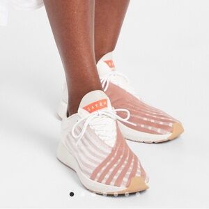 Saysh One Sneaker Size 9.5 woman’s